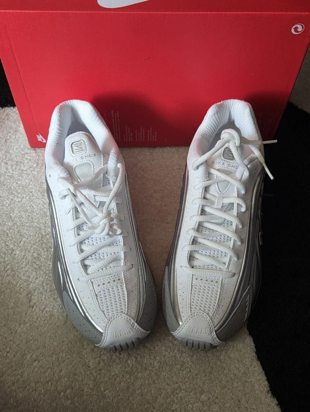 NIKE SHOX R4 SE ' WHITE/METALLIC SILVER ' SNEAKER